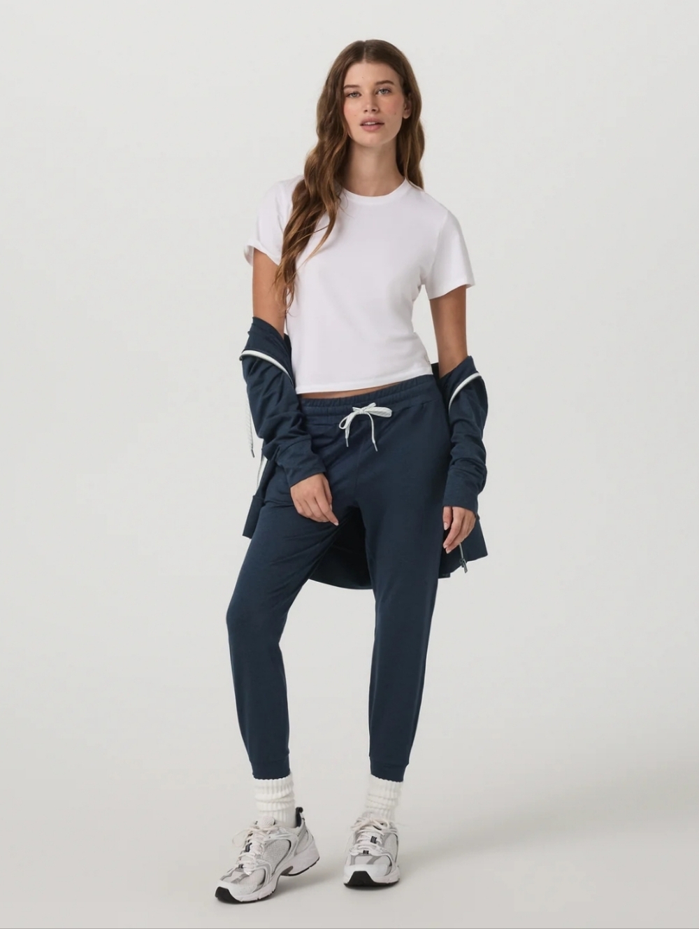 Vuori Large Women's Performance Joggers in Midnight Heather Blue - Picture 4 of 11